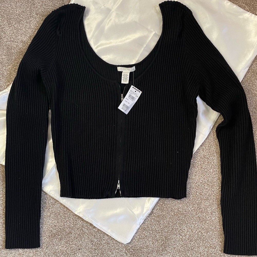 Tilley’s sweater zipper top and bottom crop